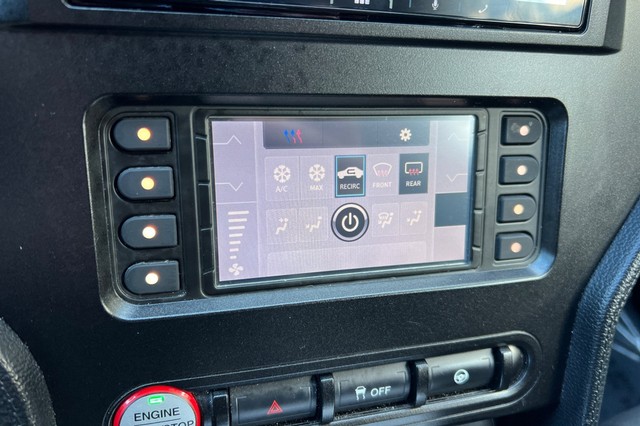 Ford Mustang Vehicle Full-screen Gallery Image 25