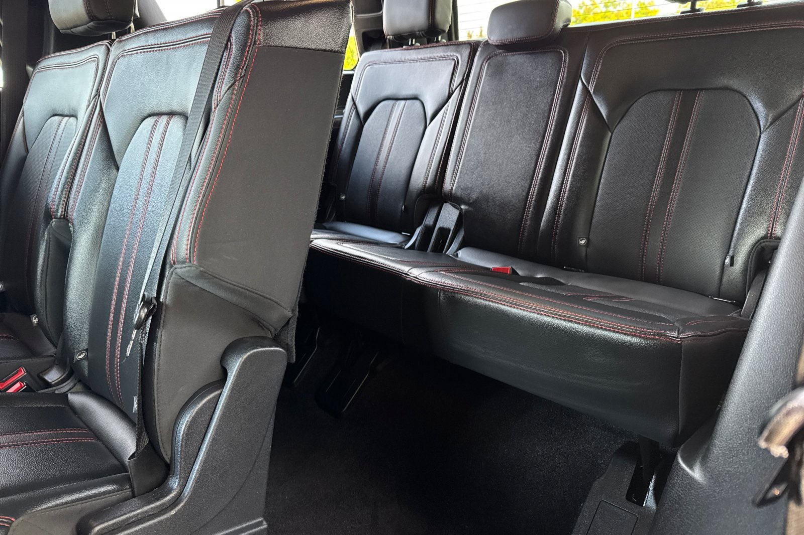 Ford Expedition Vehicle Full-screen Gallery Image 18