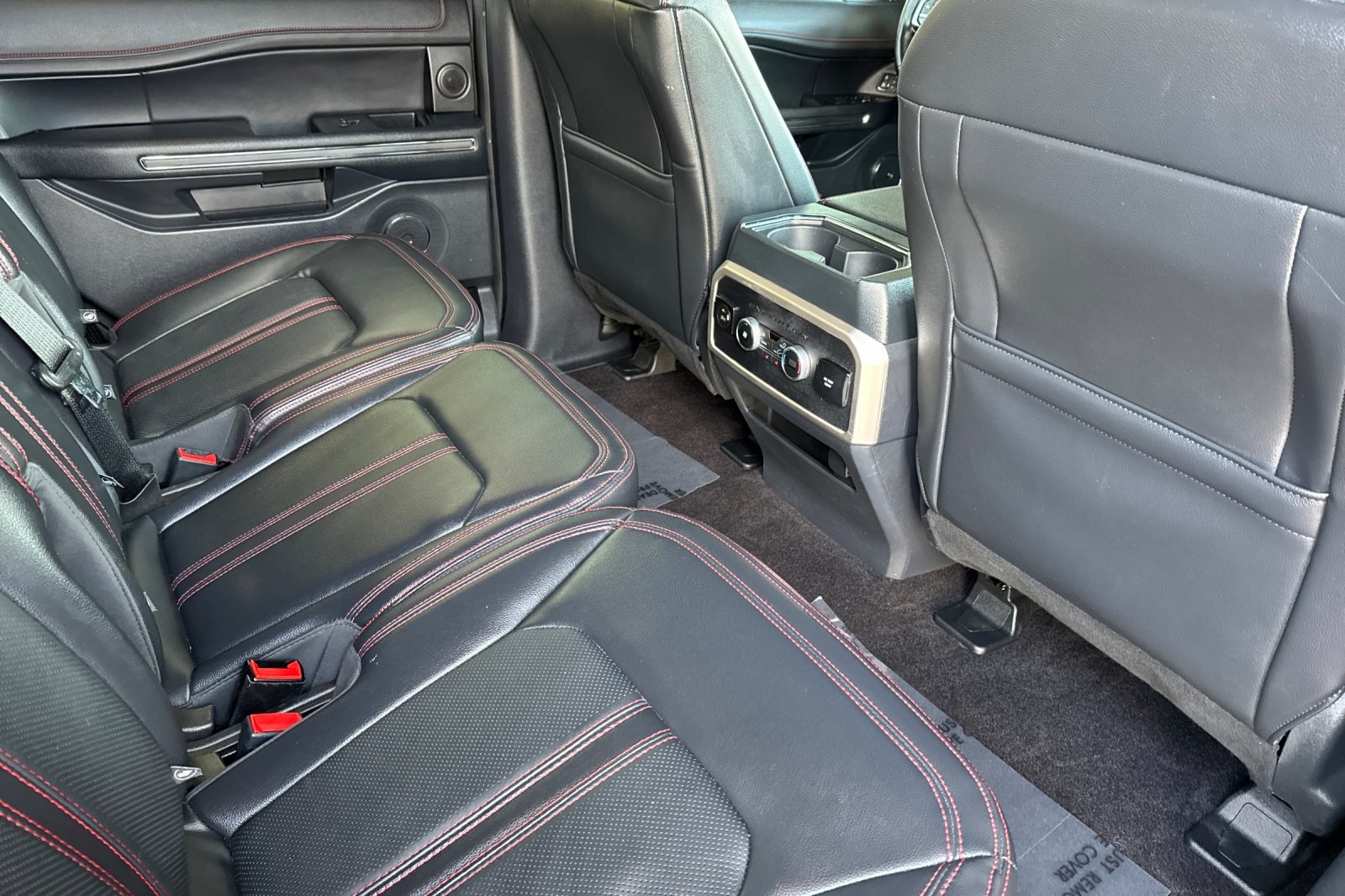 Ford Expedition Vehicle Full-screen Gallery Image 19