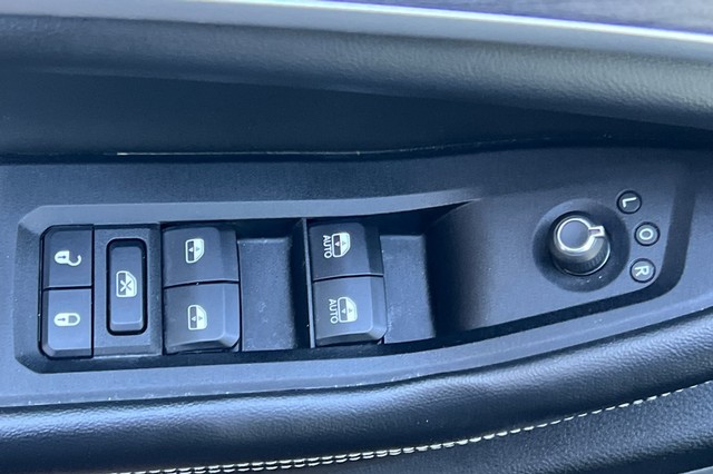 Jeep Grand Cherokee L Vehicle Full-screen Gallery Image 11