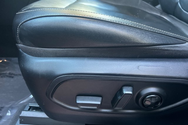 Jeep Grand Cherokee L Vehicle Full-screen Gallery Image 12