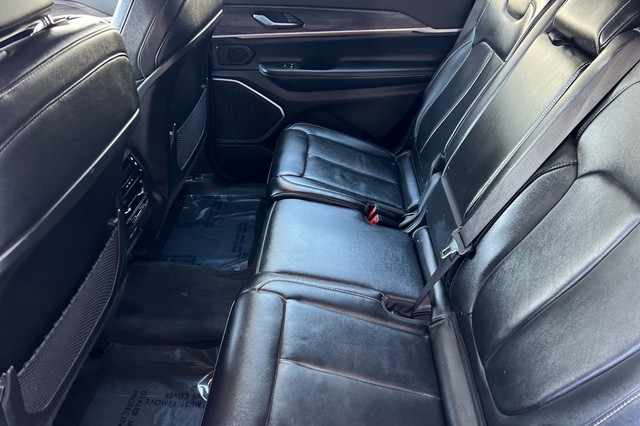 Jeep Grand Cherokee L Vehicle Full-screen Gallery Image 13