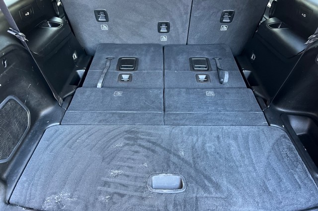 Jeep Grand Cherokee L Vehicle Full-screen Gallery Image 16