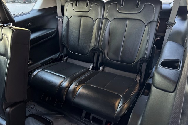 Jeep Grand Cherokee L Vehicle Full-screen Gallery Image 17