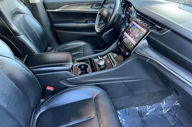 Jeep Grand Cherokee L Vehicle Full-screen Gallery Image 19