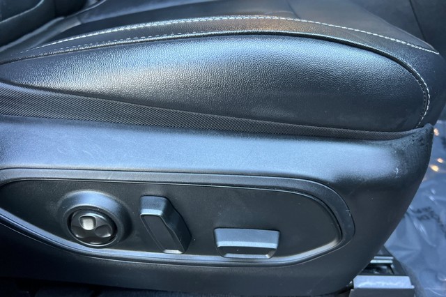 Jeep Grand Cherokee L Vehicle Full-screen Gallery Image 23