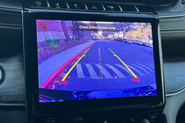 Jeep Grand Cherokee L Vehicle Full-screen Gallery Image 26