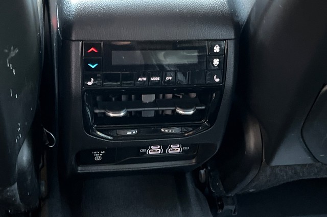 Jeep Grand Cherokee L Vehicle Full-screen Gallery Image 43