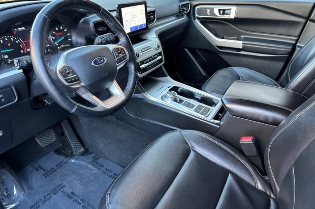 Ford Explorer Vehicle Full-screen Gallery Image 09