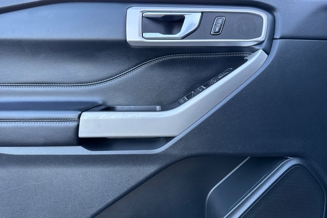 Ford Explorer Vehicle Full-screen Gallery Image 10