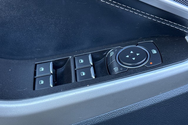 Ford Explorer Vehicle Full-screen Gallery Image 11