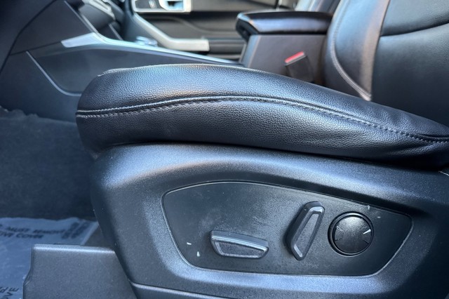 Ford Explorer Vehicle Full-screen Gallery Image 12