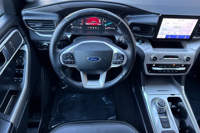 Ford Explorer Vehicle Full-screen Gallery Image 15