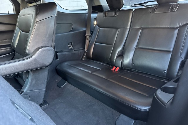 Ford Explorer Vehicle Full-screen Gallery Image 17