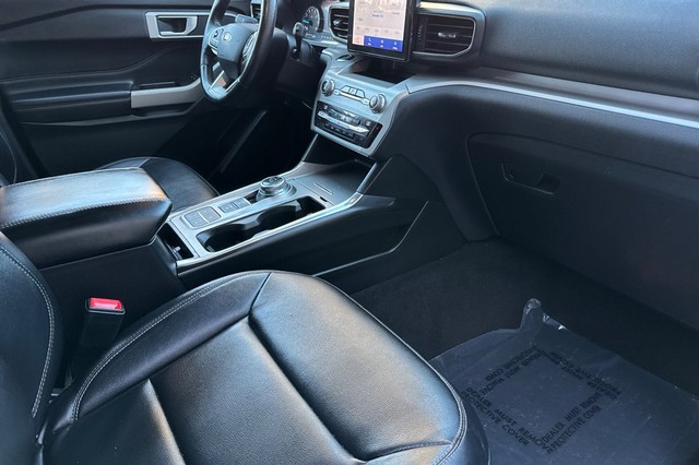 Ford Explorer Vehicle Full-screen Gallery Image 19