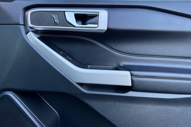 Ford Explorer Vehicle Full-screen Gallery Image 21