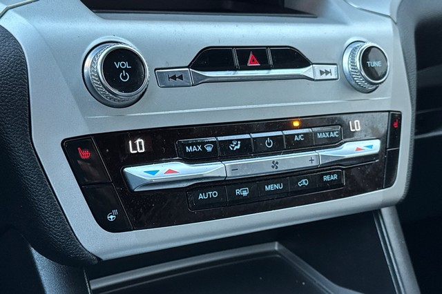 Ford Explorer Vehicle Full-screen Gallery Image 28