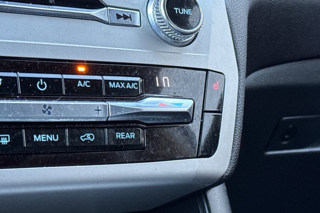 Ford Explorer Vehicle Full-screen Gallery Image 30