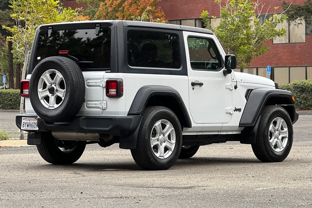 Jeep Wrangler Vehicle Full-screen Gallery Image 03