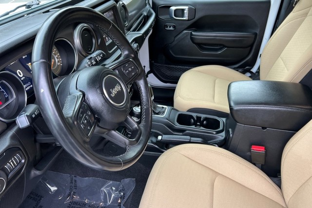 Jeep Wrangler Vehicle Full-screen Gallery Image 09