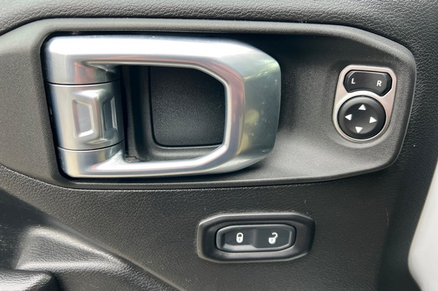 Jeep Wrangler Vehicle Full-screen Gallery Image 10