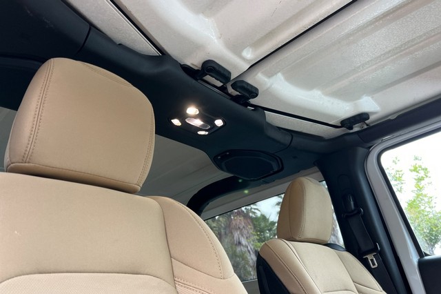 Jeep Wrangler Vehicle Full-screen Gallery Image 19