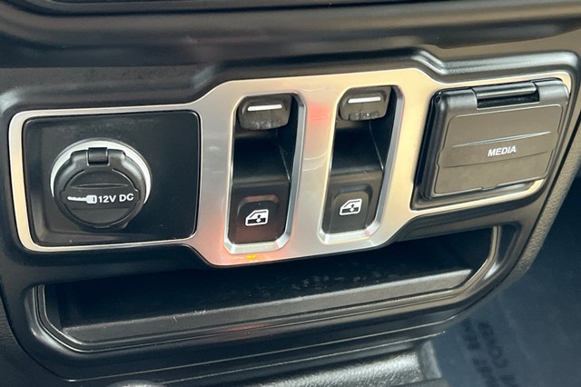 Jeep Wrangler Vehicle Full-screen Gallery Image 29