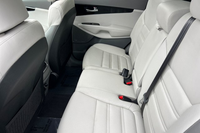 Kia Sorento Vehicle Full-screen Gallery Image 13