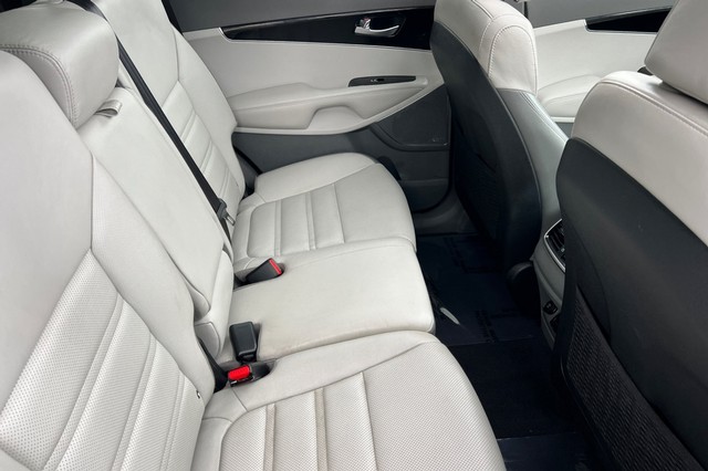 Kia Sorento Vehicle Full-screen Gallery Image 18