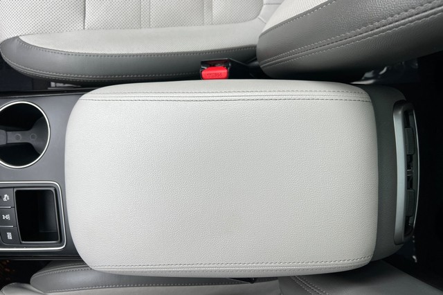 Kia Sorento Vehicle Full-screen Gallery Image 30