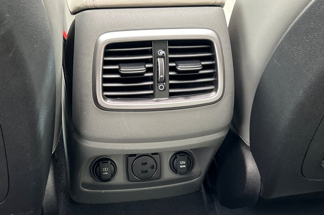 Kia Sorento Vehicle Full-screen Gallery Image 41