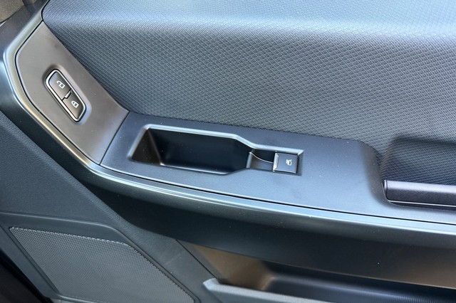 Ford F-150 Vehicle Full-screen Gallery Image 19