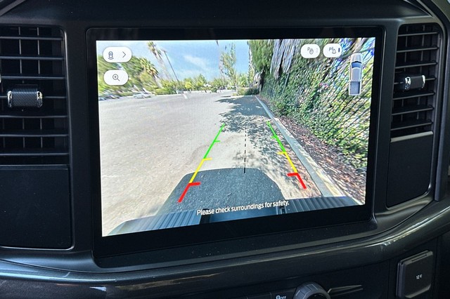 Ford F-150 Vehicle Full-screen Gallery Image 24