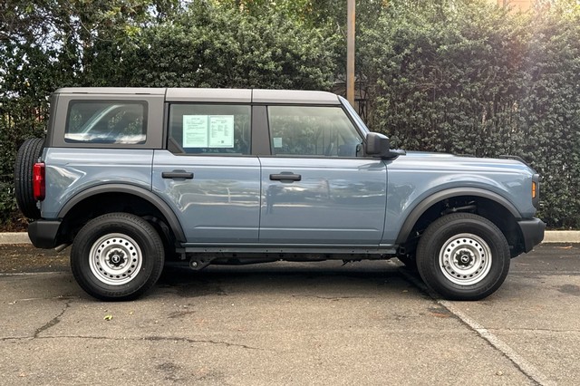 Ford Bronco Vehicle Full-screen Gallery Image 02
