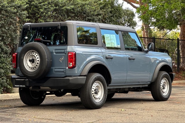 Ford Bronco Vehicle Full-screen Gallery Image 03