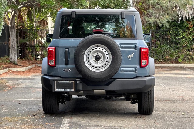 Ford Bronco Vehicle Full-screen Gallery Image 04