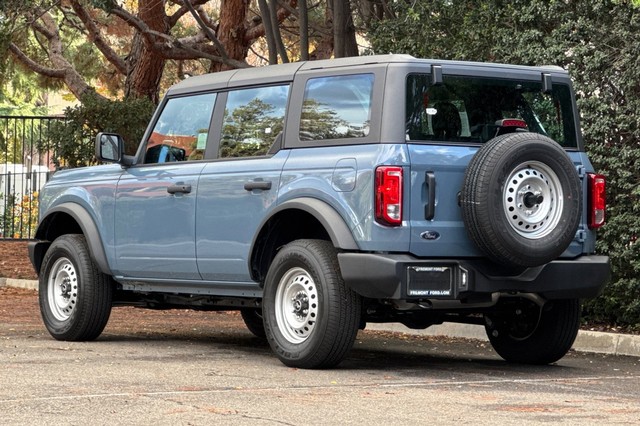 Ford Bronco Vehicle Full-screen Gallery Image 05