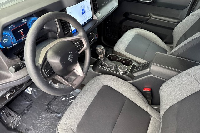 Ford Bronco Vehicle Full-screen Gallery Image 09