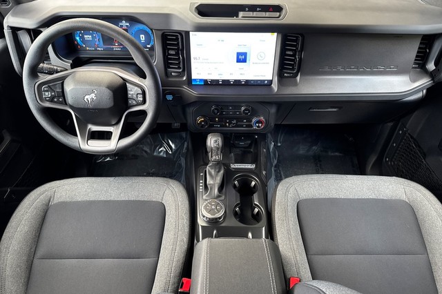 Ford Bronco Vehicle Full-screen Gallery Image 14