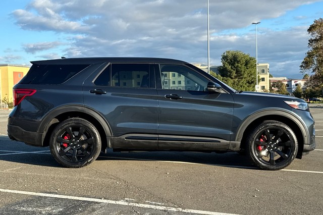 Ford Explorer Vehicle Full-screen Gallery Image 02