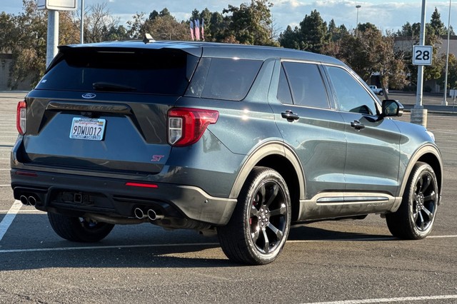 Ford Explorer Vehicle Full-screen Gallery Image 03