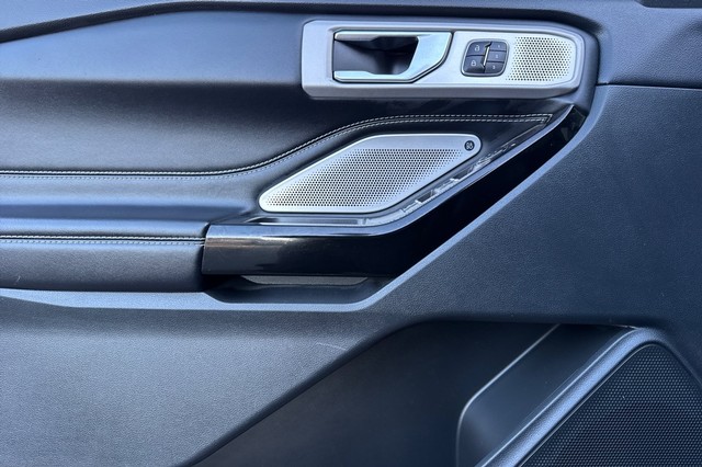 Ford Explorer Vehicle Full-screen Gallery Image 11