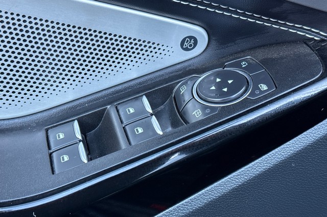 Ford Explorer Vehicle Full-screen Gallery Image 12