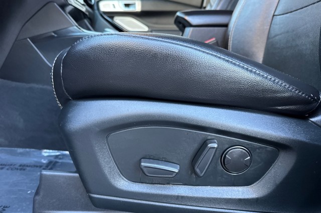 Ford Explorer Vehicle Full-screen Gallery Image 13