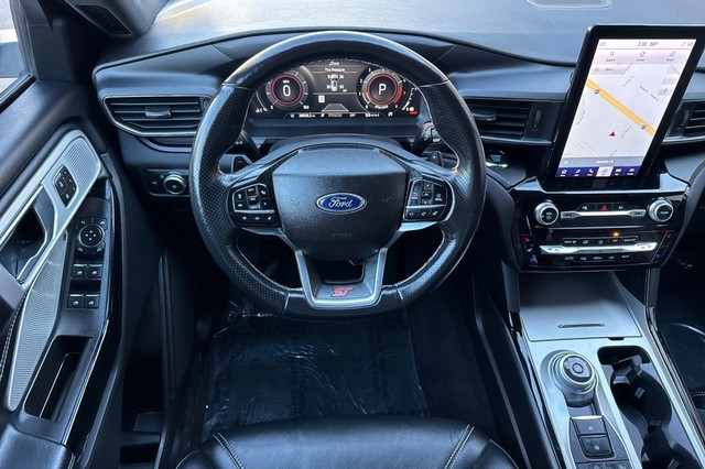 Ford Explorer Vehicle Full-screen Gallery Image 16