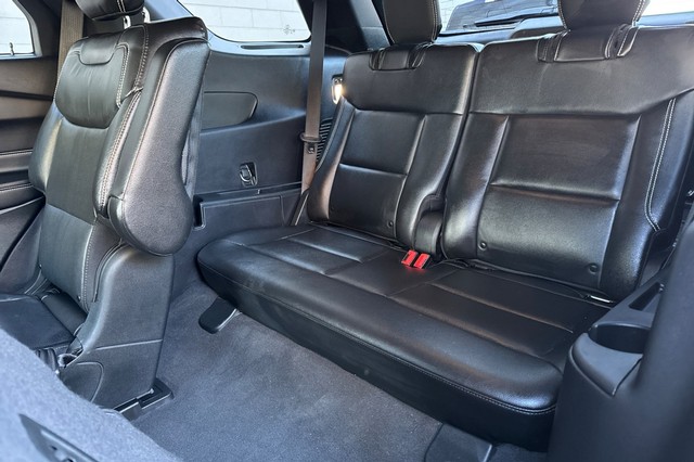 Ford Explorer Vehicle Full-screen Gallery Image 18