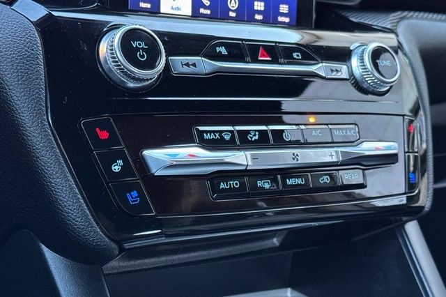 Ford Explorer Vehicle Full-screen Gallery Image 29