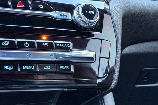 Ford Explorer Vehicle Full-screen Gallery Image 31