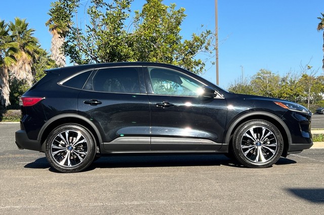 Ford Escape Vehicle Full-screen Gallery Image 02