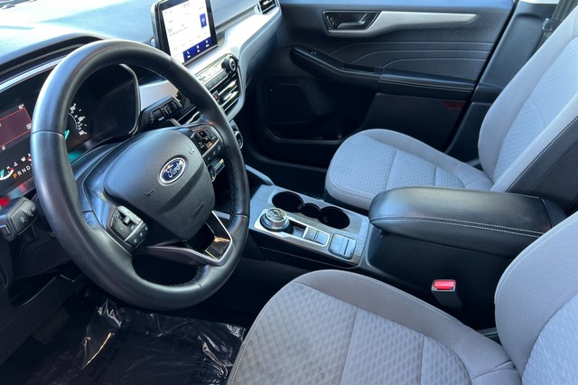 Ford Escape Vehicle Full-screen Gallery Image 09